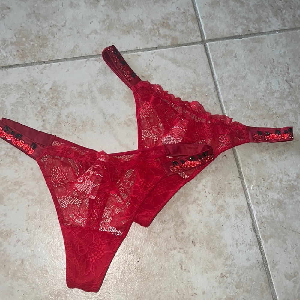 ‼️💋NWT VICTORIAS SECRET LIMITED EDITION CHERRY LACE DIAMONTE THONG‼️💋